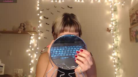 Snapshot of neurotic_witch chatting on 10.06.25 Mar online show from 10.06.25