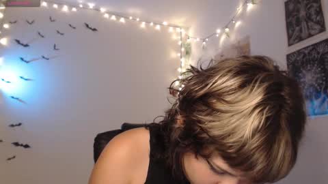 Snapshot of neurotic_witch chatting on 11.08.25 Mar online show from 11.08.25