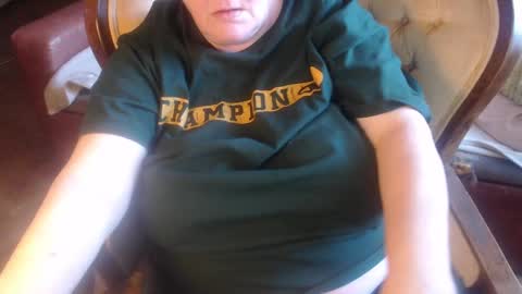 Snapshot of new_milf chatting on 01.20.25 Lilly online show from 01.20.25