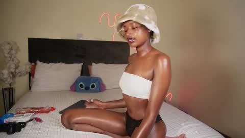 kikiNiaAria online show from 12.23.24