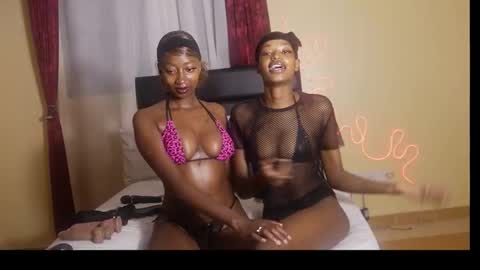 kikiNiaAria online show from 11.22.25