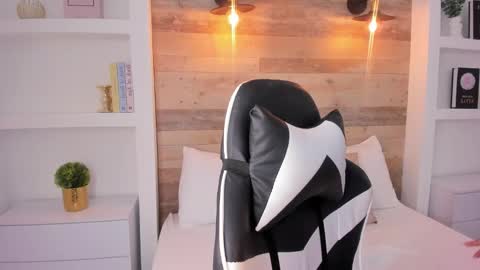 Snapshot of nicky_peyton chatting on 10.21.25 Nicky online show from 10.21.25