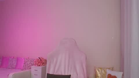 Nicole Online at about after 1000  6  UK time or 900  - 500  UK time it approximate time interval online show from 12.02.24