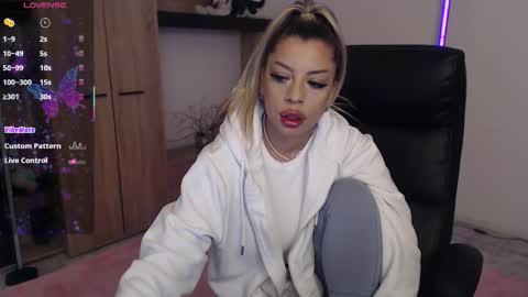 Snapshot of nicole___19 chatting on 12.02.25 Nico online show from 12.02.25