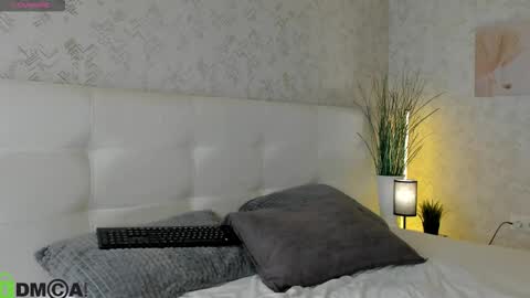 GMT7TueWedThSu 0300am-0900am. Sa 1000am-0400pm online show from 09.21.25