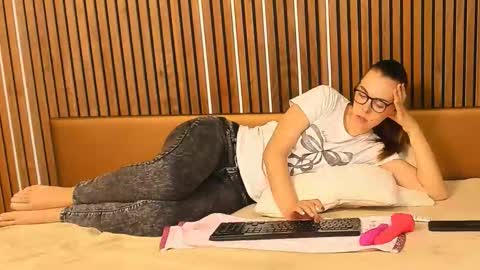 Snapshot of nicoleakg chatting on 09.19.25 Nicole AKG online show from 09.19.25