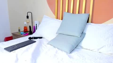 N i c o l e  online show from 10.14.25