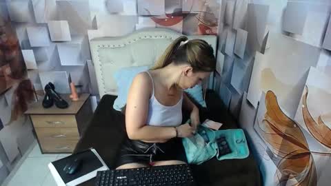 Snapshot of nicolee_millerr chatting on 02.01.25 nicolee millerr online show from 02.01.25