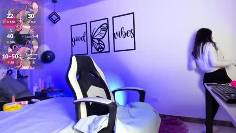 Snapshot of nicolee_millerr chatting on 10.28.25 nicolee millerr online show from 10.28.25