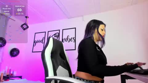 Snapshot of nicolee_millerr chatting on 11.04.25 nicolee millerr online show from 11.04.25