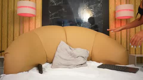 Nicol Flores  GMT-5 1530-2200  online show from 12.16.25