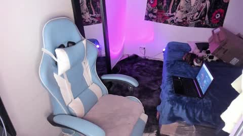 Nicol independent model online show from 01.27.25