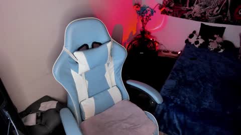 Nicol independent model online show from 02.07.25