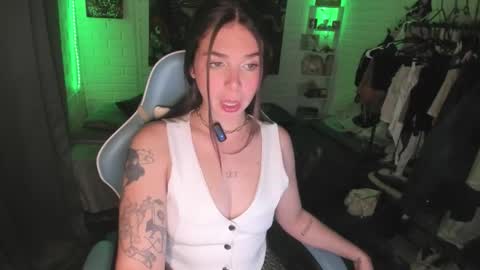 Nicol independent model online show from 10.11.25