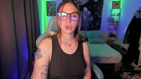 Nicol independent model online show from 11.10.25