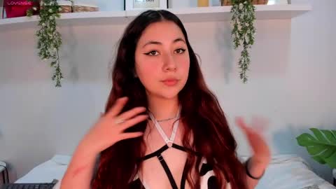 nicolle_evanss_ online show from 05.26.26