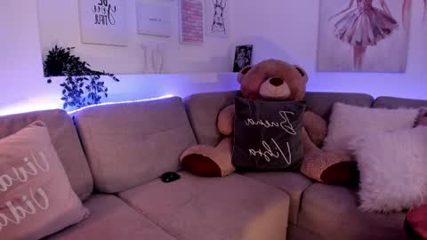 Nicolle online show from 02.10.25