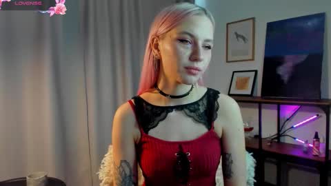 Snapshot of nicollefarrey chatting on 02.08.26 Kim online show from 02.08.26