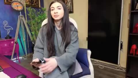 Nicolle online show from 02.19.25