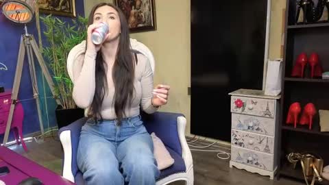 Nicolle online show from 02.25.25