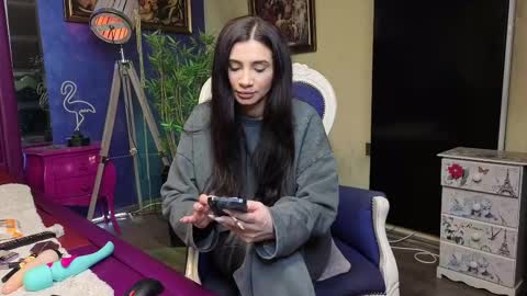 Nicolle online show from 02.26.25