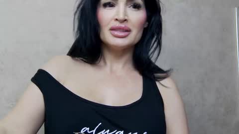 Snapshot of nicollereyn chatting on 02.11.25 Nicolle online show from 02.11.25