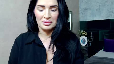 Snapshot of nicollereyn chatting on 09.13.25 Nicolle online show from 09.13.25