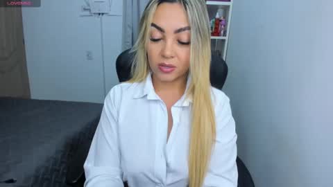 Snapshot of nicolporto chatting on 09.16.25 Nicol online show from 09.16.25