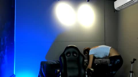 Snapshot of nicolvibes_212 chatting on 11.28.25 Nicol online show from 11.28.25