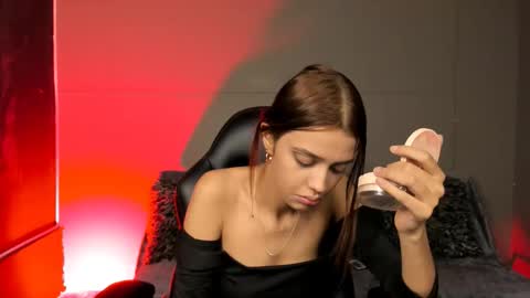 Snapshot of nicolvibes_212 chatting on 11.30.25 Nicol online show from 11.30.25