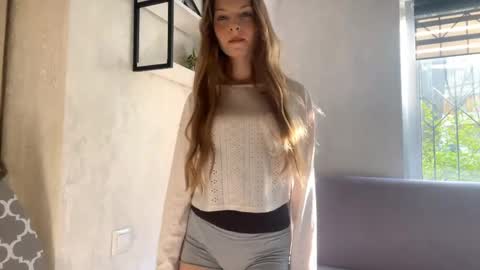 Snapshot of nidarauhecker chatting on 04.18.26 Agata online show from 04.18.26