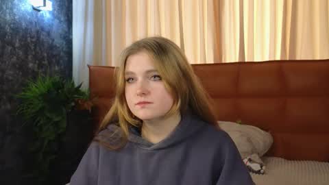 Snapshot of nightsaffron chatting on 11.25.25 Azalea online show from 11.25.25