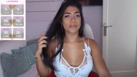 Snapshot of niickylovee chatting on 10.16.25 Nicolle Bustamante online show from 10.16.25