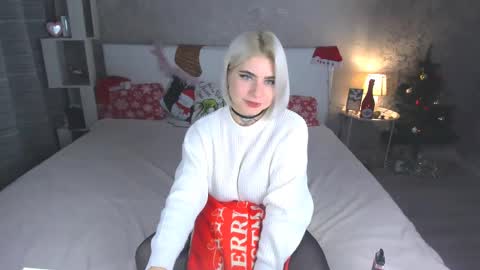 Snapshot of nikarocks chatting on 12.28.24 nikarocks online show from 12.28.24