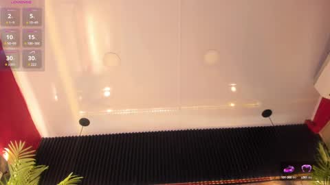 nikii_white online show from 12.18.24