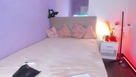 Snapshot of nikkibust chatting on 10.21.25 Nikki online show from 10.21.25