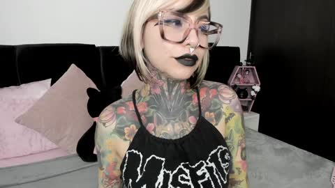 Nikki Ramone   online show from 01.13.25