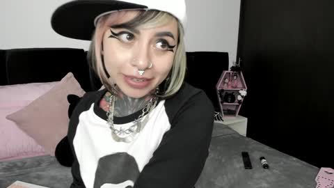 Nikki Ramone   online show from 01.22.25