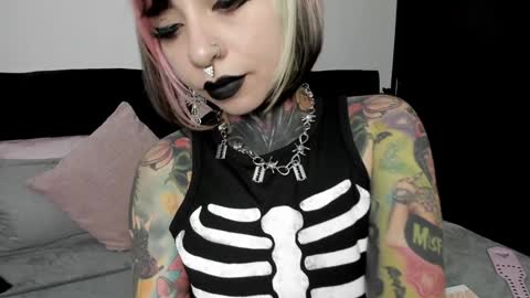 Nikki Ramone   online show from 02.05.25