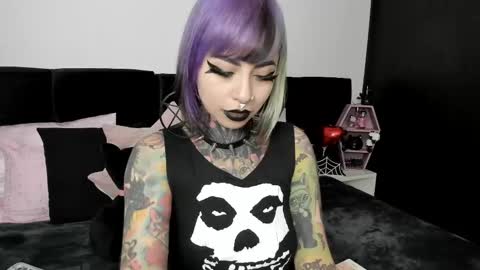 Nikki Ramone   online show from 02.15.25