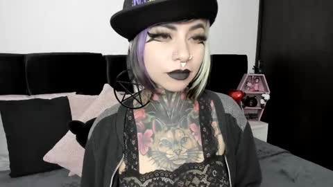 Nikki Ramone   online show from 02.19.25