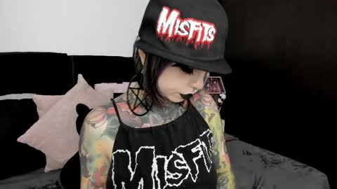 Nikki Ramone   online show from 02.27.25