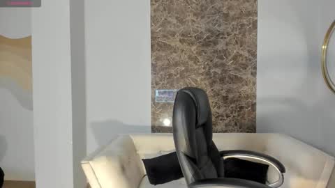 Snapshot of ninablumm chatting on 10.19.25 Nina online show from 10.19.25