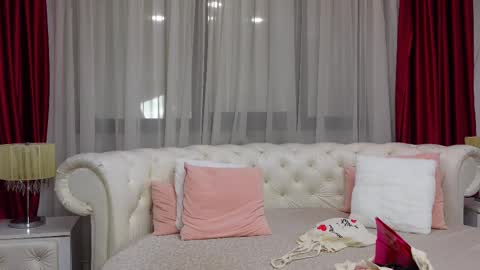 Snapshot of ninacrystal chatting on 03.10.25 NinaCrystal online show from 03.10.25