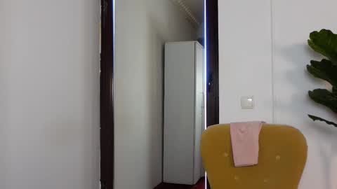 Snapshot of ninacrystal chatting on 12.19.25 NinaCrystal online show from 12.19.25