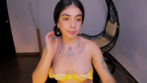 Snapshot of ninamonroee chatting on 01.07.25 ninamonroee online show from 01.07.25