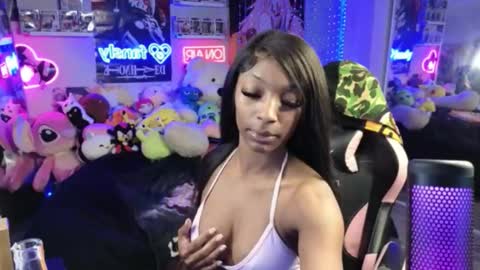 NIVIA WOLFE online show from 12.22.25