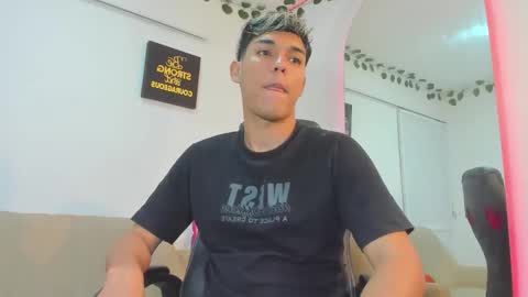 Snapshot of noah_carter66 chatting on 11.05.25 noah online show from 11.05.25