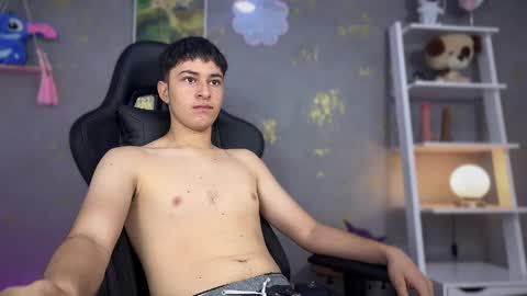 Snapshot of noah_magno chatting on 04.04.26 noah online show from 04.04.26