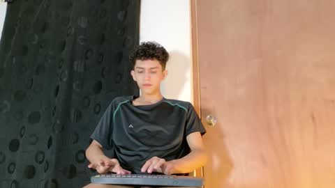 noah tyler  online show from 09.15.25